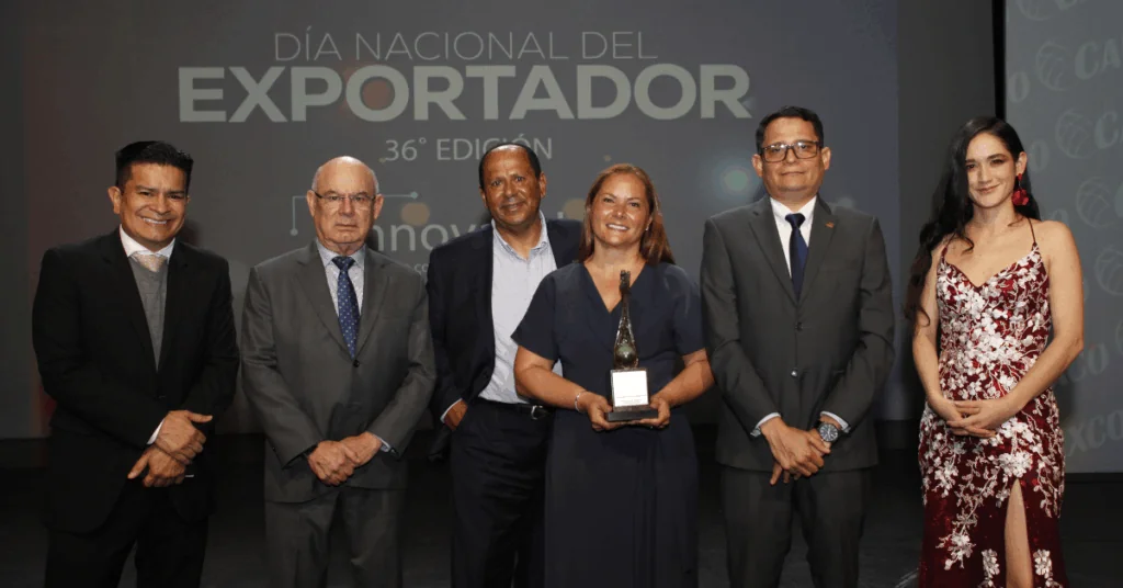 Puerto con contenedores de exportación