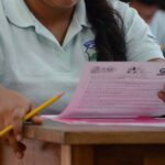 Estudiantes realizando una evaluación escolar