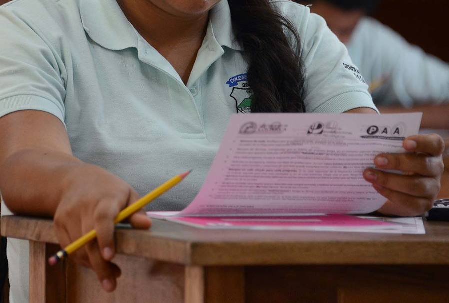 Estudiantes realizando una evaluación escolar