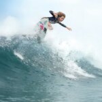 Surfista costarricense montando una ola